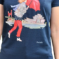 2026_Camiseta Sirimiri en Bilbao azul escote en pico 5